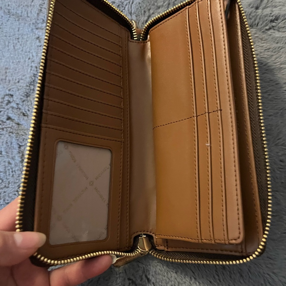 Michael Kors Signature Brown Key Holder - Picture 3 of 7